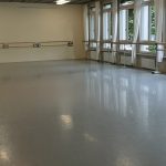 Tanzschule heller kleiner Saal 120m2 mit Fenster und Spiegelwand