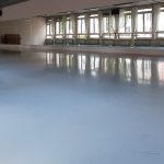 Tanzschule heller Saal mit Piano und Spiegelwand